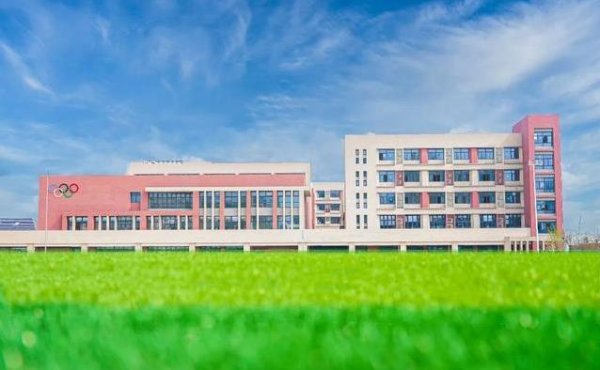 浩广配资 新校开张2700学子入读，智慧教室亮眼，安全系统有多牛？